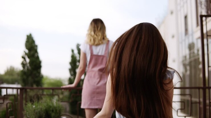 Ragazza in piedi di schiena con abiti casual alla moda