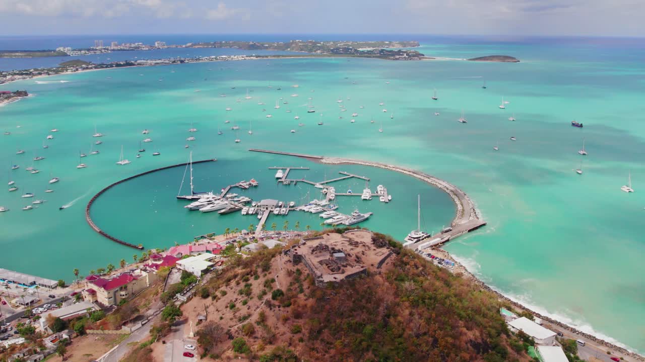 Spettacolare vista aerea della costa tropicale di St. Martin