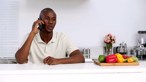 Hombre-En-La-Cocina-Hablando-Por-Teléfono