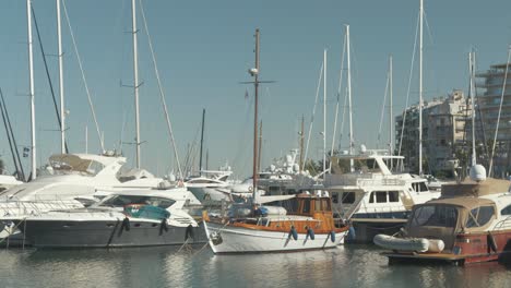 Schönes-Klassisches-Holzsegelboot,-Das-Am-Geschäftigen-Yachthafen-Von-Zeas-Festgemacht-Ist