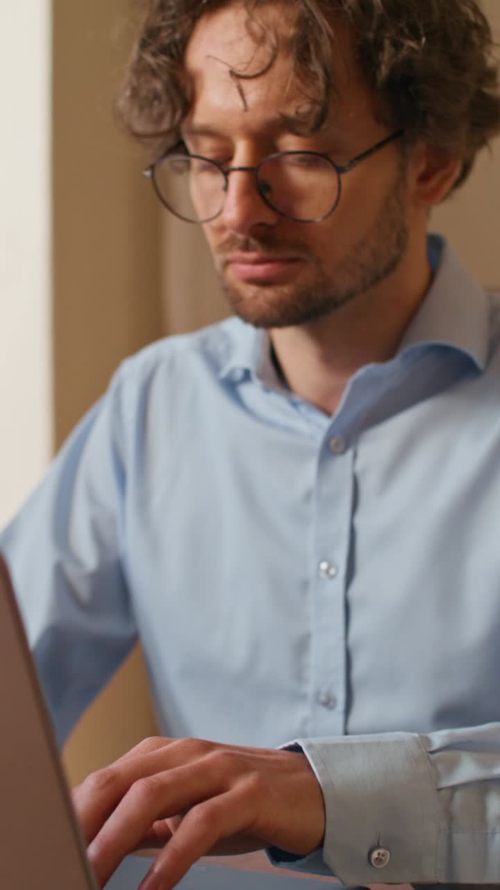 hombre trabajando en una computadora portátil, bebiendo café