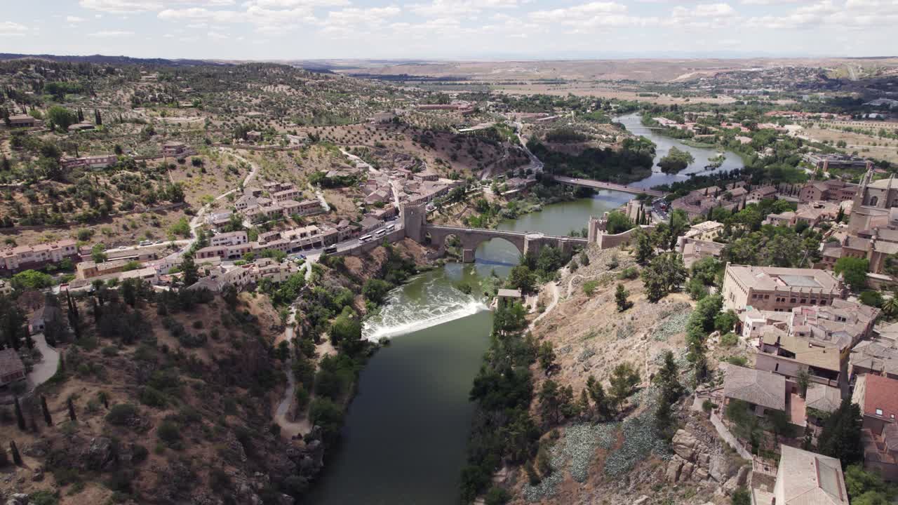antena aérea dinámica de hundimiento del puente de san martín en toledo, españa