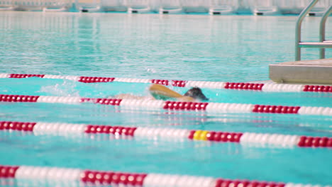 Nahaufnahme-Eines-Kleinen-Jungen,-Der-Im-Pool-Einen-Kraulschwimmen-übt