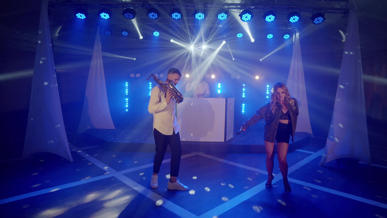 가수 여성, 색소폰 연주자, dj 남자가 음악 노래를 연주하고 무대에서 공연하는 음악 그룹 밴드