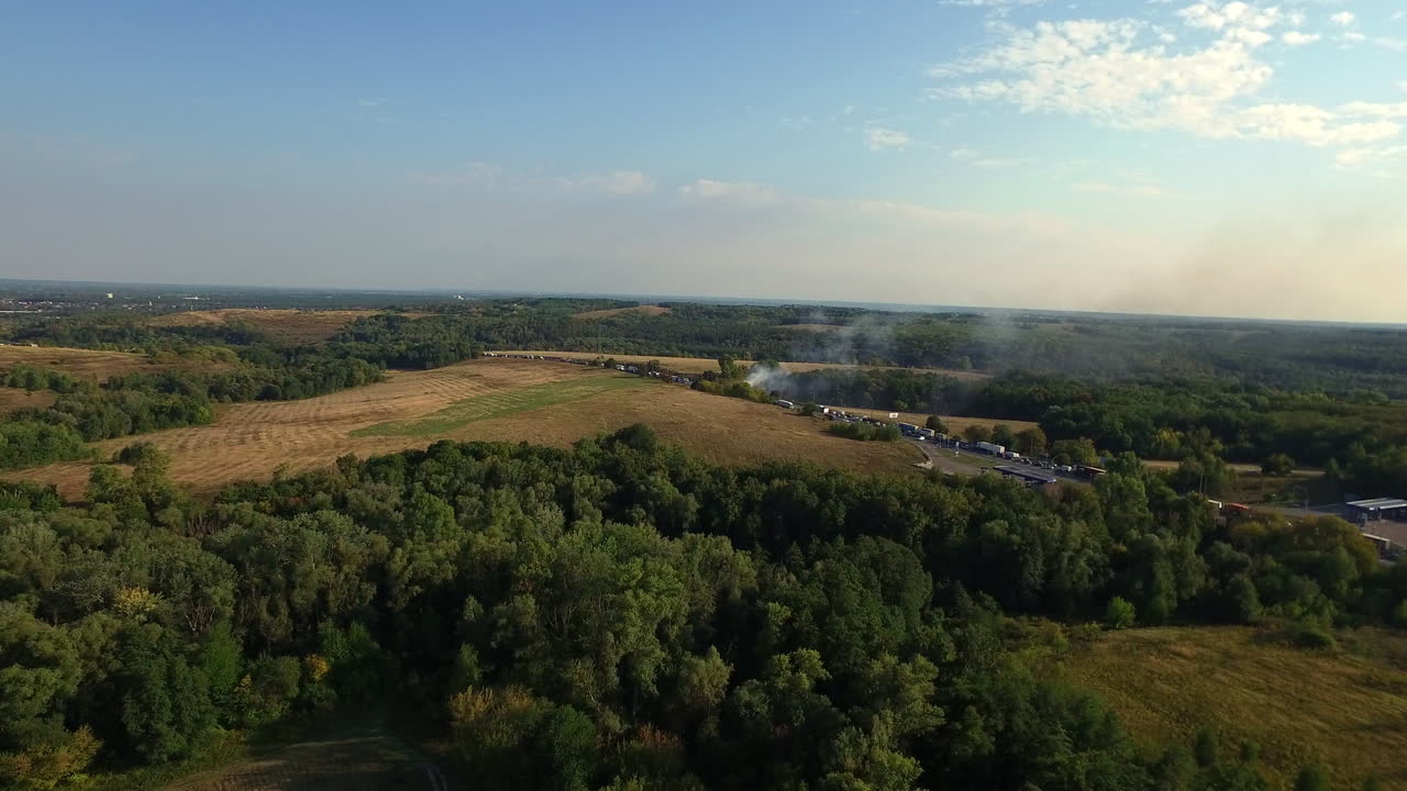 여름 에 시골 도로 에서 교통 체증