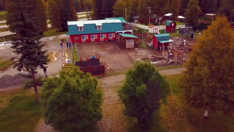 video de drones 4k de renos caribú en la academia antler en el polo norte, alaksa durante