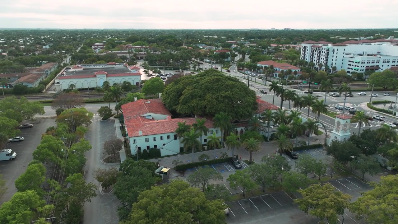Eleganza aerea su The Addison di Boca Raton — una storica location per matrimoni in Florida incorniciata da imponenti alberi di banyan, tetti in terracotta e rigogliosi giardini tropicali.