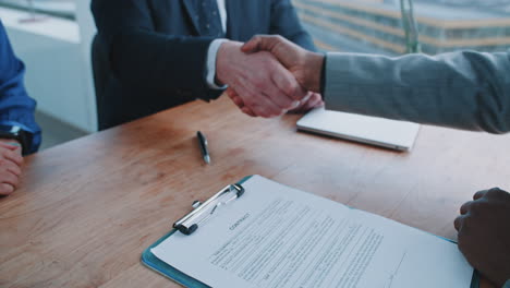 firma de contratos comerciales