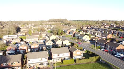 Hier-Ist-Ein-Drohnenvideo-Einer-Straße,-Die-Durch-Eine-Ländliche-Stadt-Namens-„Fair-Oak“-Im-Süden-Englands-Führt