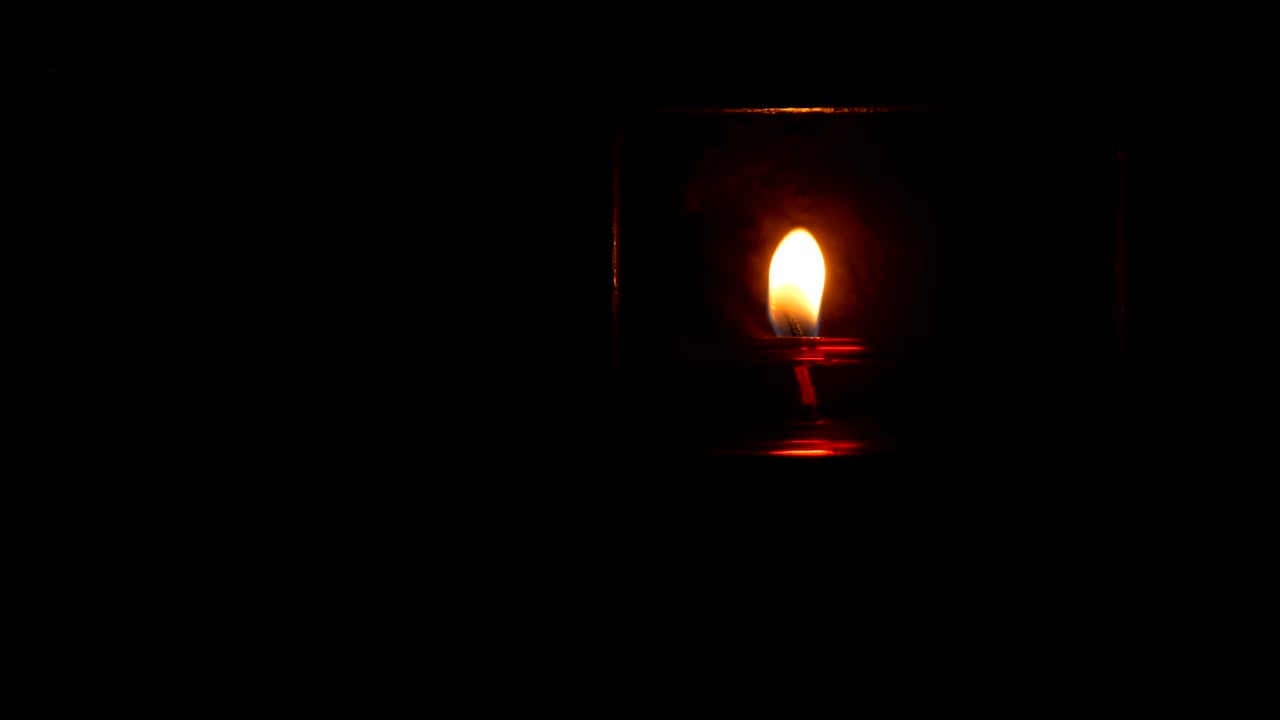 하나의 불타는 아름다운 은 둥근 기도 불