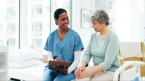 Krankenschwester,-Checkliste-Und-ältere-Frau-In-Der-Klinik