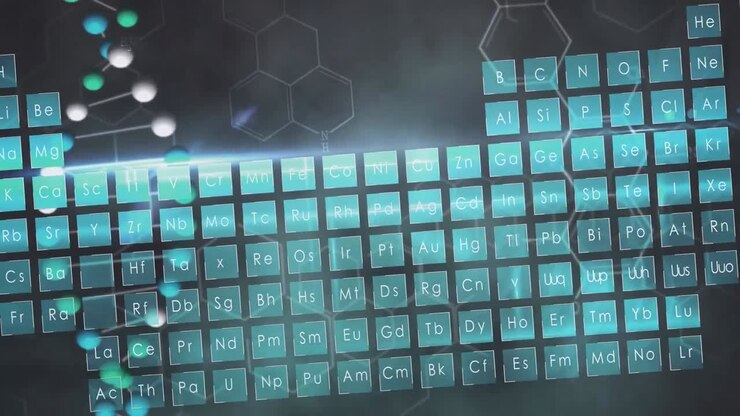 Animazione della tavola di Mendeleev su schermo digitale sopra le mani di una donna caucasica che digita su un laptop