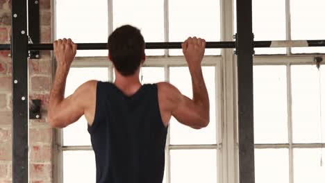 Fit-man-doing-some-pull-ups