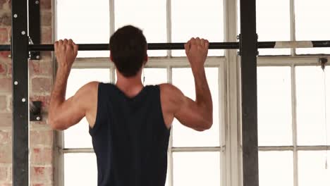 hombre en forma haciendo algunos pull ups