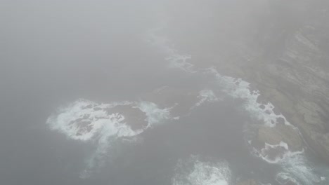 Unusual-Thick-Sea-Fog-Over-Rocky-Shore-In-Tamarama-Beach,-Eastern-Suburbs,-Australia