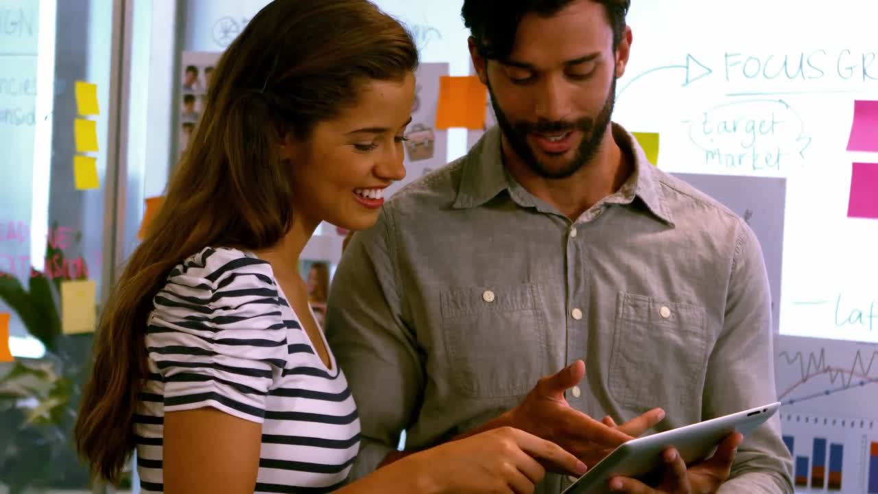 colegas discutiendo sobre la tableta digital en la oficina