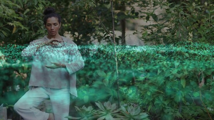 Donna matura che pratica qigong vicino a una fioriera, con una fascia verde che appare e guida le mani verso l'alto per la salute