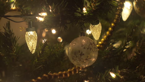 ornamenti dell'albero di natale in un primo piano astratto, bokeh, spostamento del cursore, da destra a sinistra