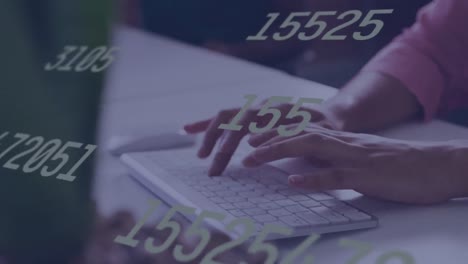 animación de múltiples números cambiantes contra la sección media de la mujer escribiendo en el teclado