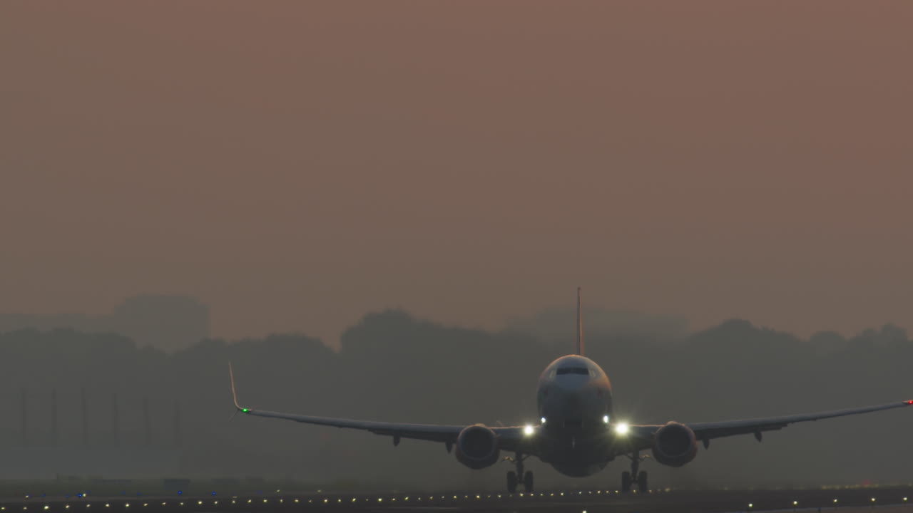 despegue o aterrizaje del avión al amanecer o al atardecer