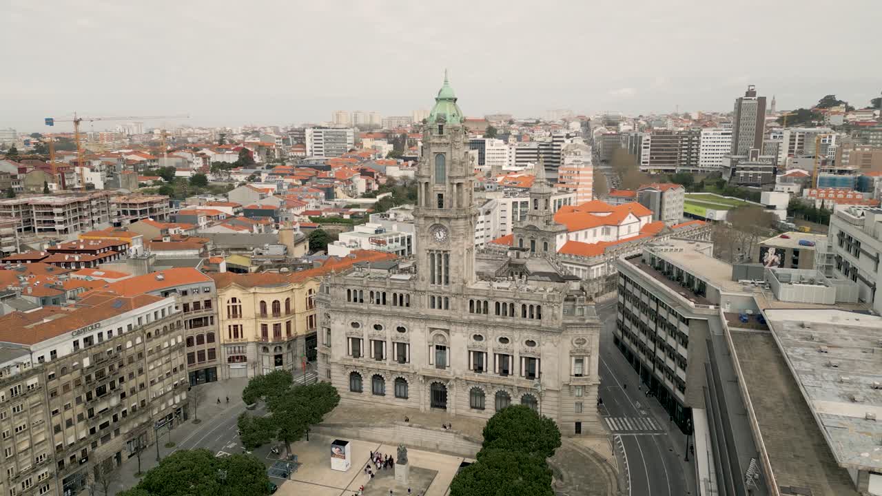Vista frontale della Camara Municipal di Porto con il panorama urbano sullo sfondo in una giornata nuvolosa in Portogallo.