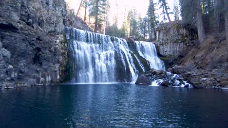 Mccloud-River-Middle-Falls-Aguas-Azules-Cerca-De-Redding,-California