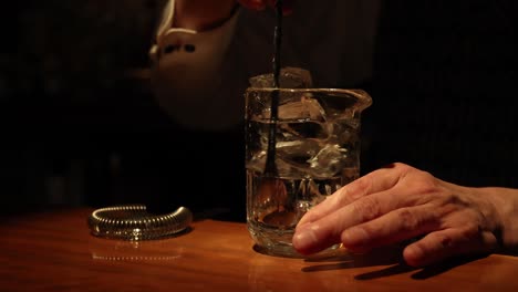vertiendo líquido en un vaso lleno de cubitos de hielo