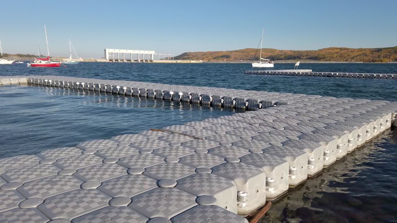 호수 도크 댐 틸트 유령 호수 앨버타 캐나다에 도착하는 범선