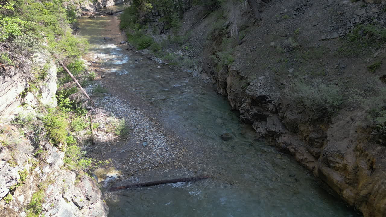 flotando sobre la parte superior de una cascada