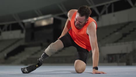 atleta masculino caucásico discapacitado con cuchilla de correr que sufre de agotamiento