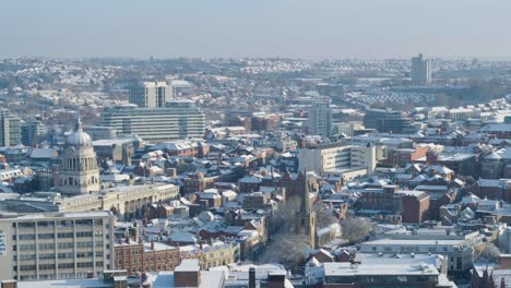 toma aérea del centro de nottingham, inglaterra, con calles y edificios residenciales