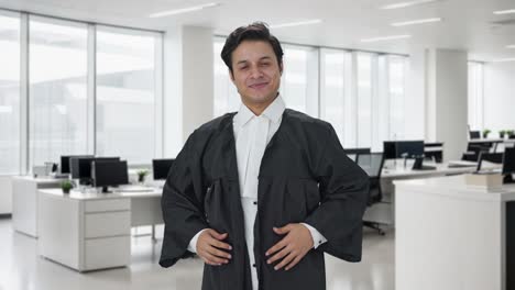 abogado indio feliz con bata