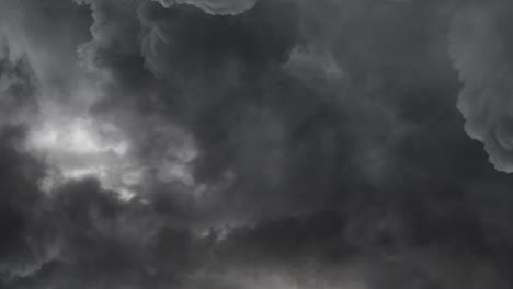 Blitze-Zucken-In-Stürmischen-Dunklen-Wolken-4k