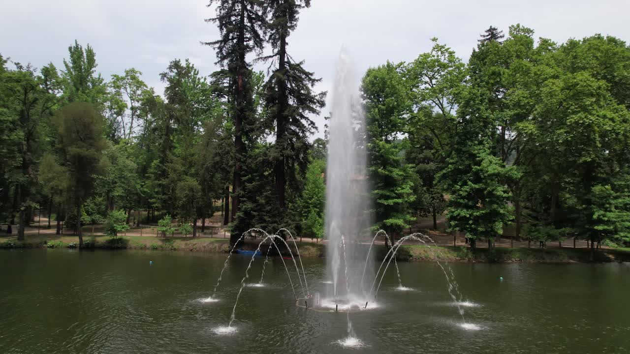 fuente en el parque de la ciudad