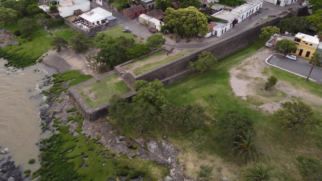 toma aérea ascendente que muestra el fuerte de la colonia del sacramento en la ciudad histórica, uruguay