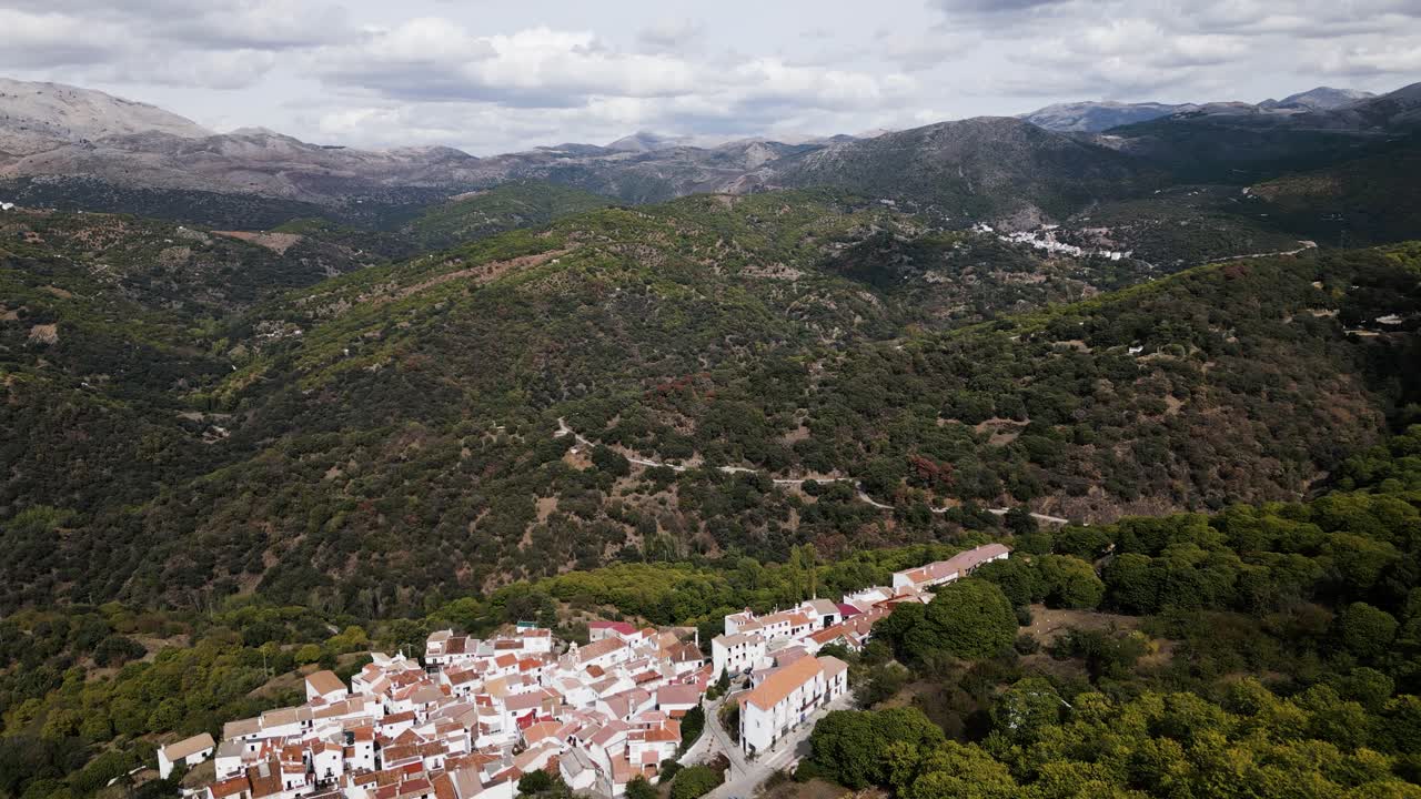hermosas montañas y municipios en españa, vista panorámica aérea