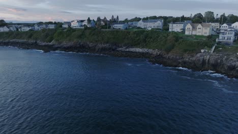 Luftdrohnenaufnahme-Von-York-Beach-Maine,-Die-Entlang-Der-Strandhäuser-Von-Cape-Neddick-In-Den-Sonnenuntergang-Schwenkt