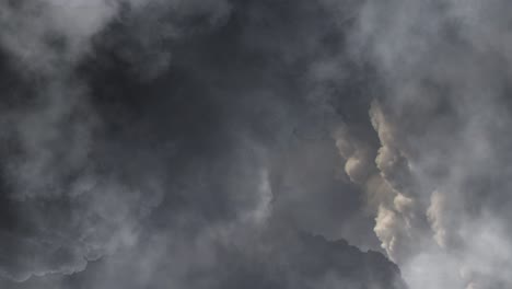 Nube-Cumulonimbus-Blanca-Oscura-De-4k