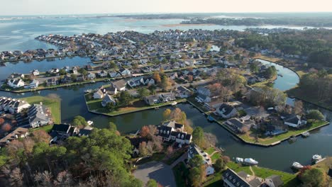 Lange,-Weitreichende-Drohnenaufnahme-Von-Häusern-Am-Wasser-In-Einer-Bucht-Am-Herbstnachmittag