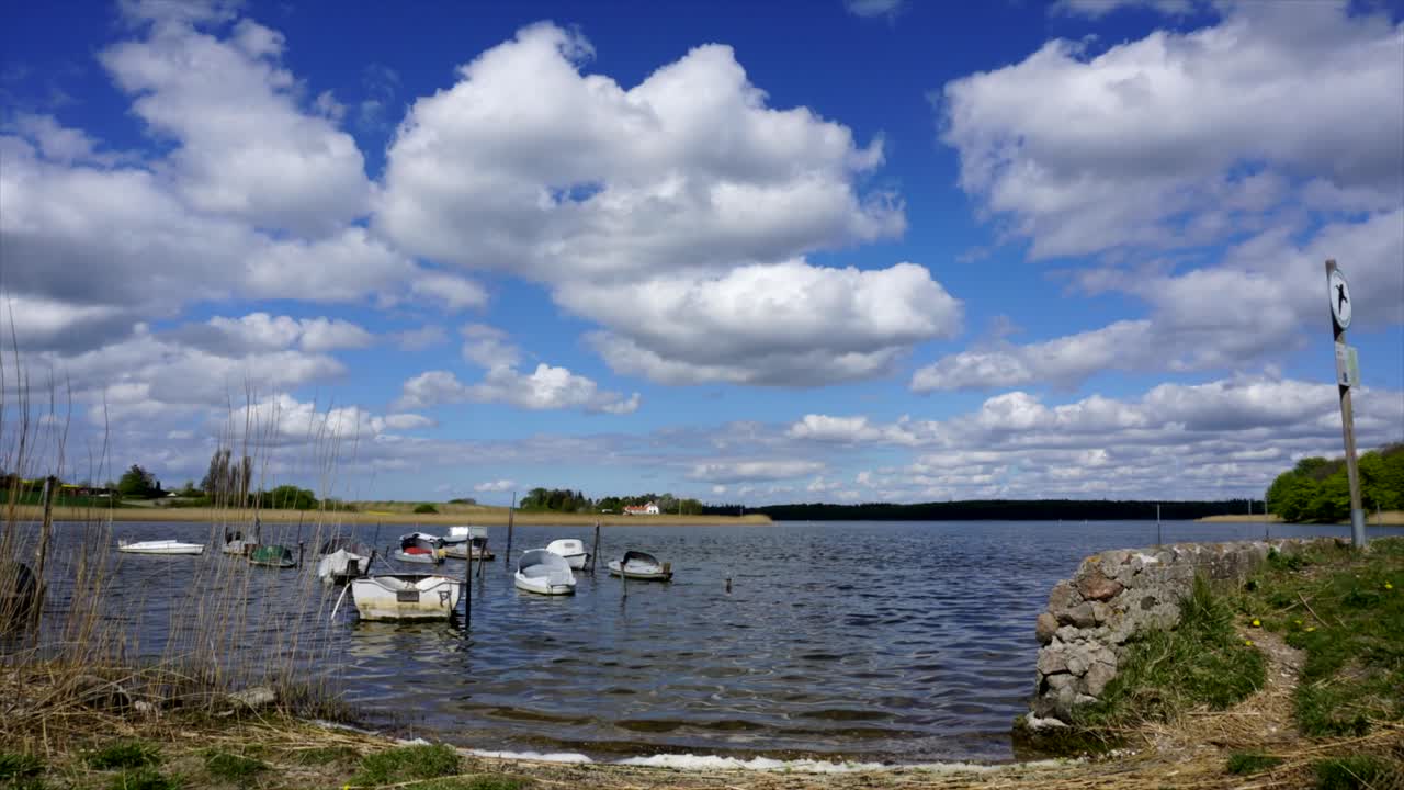 Zeitrafferaufnahme vom Roskilde Fjord. Kleine Fischerboote, die auf dem Fjord unterwegs sind.