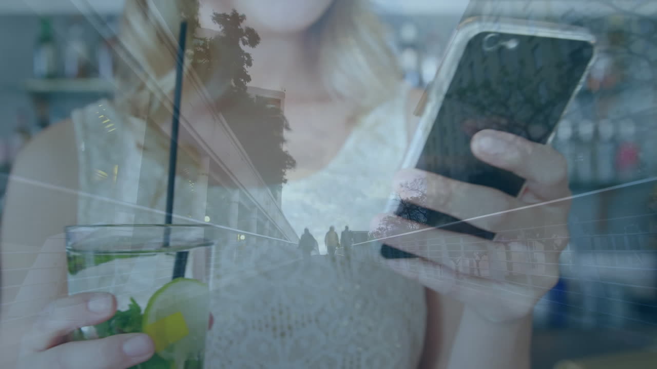 도시 풍경 위에서 스마트폰을 사용하는 여성의 애니메이션