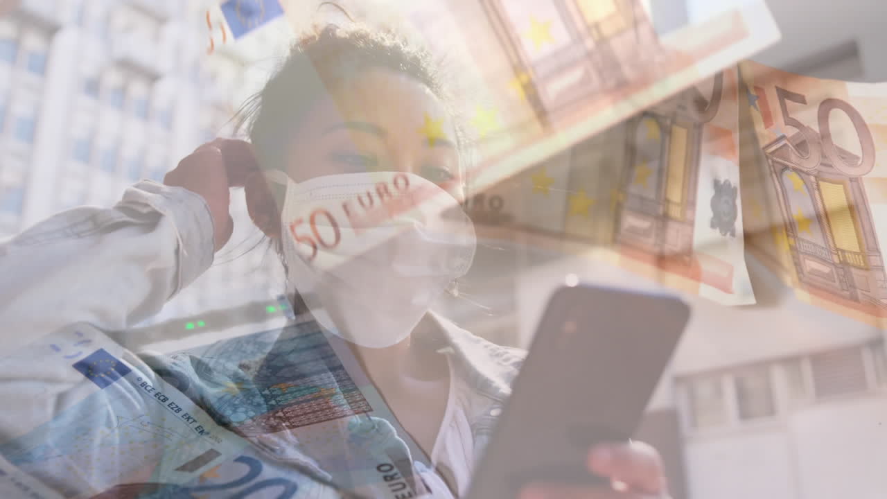 스마트 폰을 사용하여 얼굴 마스크를 착용 한 여성에 대해 움직이는 유로 지폐의 디지털 복합 비디오