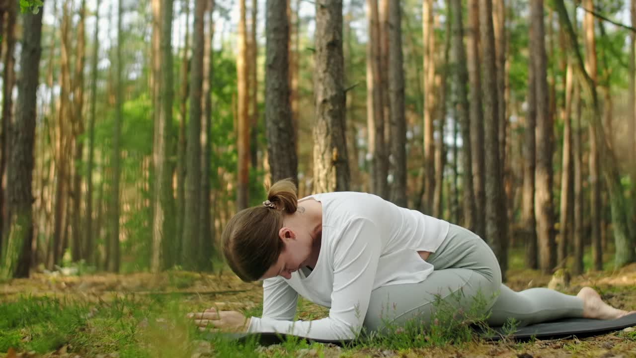 숲에서 요가를 하는 여자