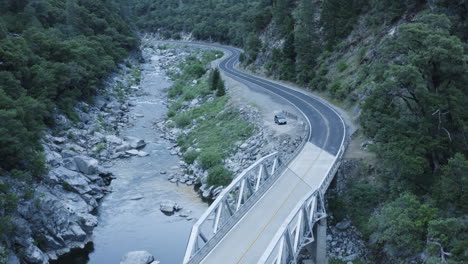 pequeño puente cruza el agua que fluye para conectar dos lados del valle, antena
