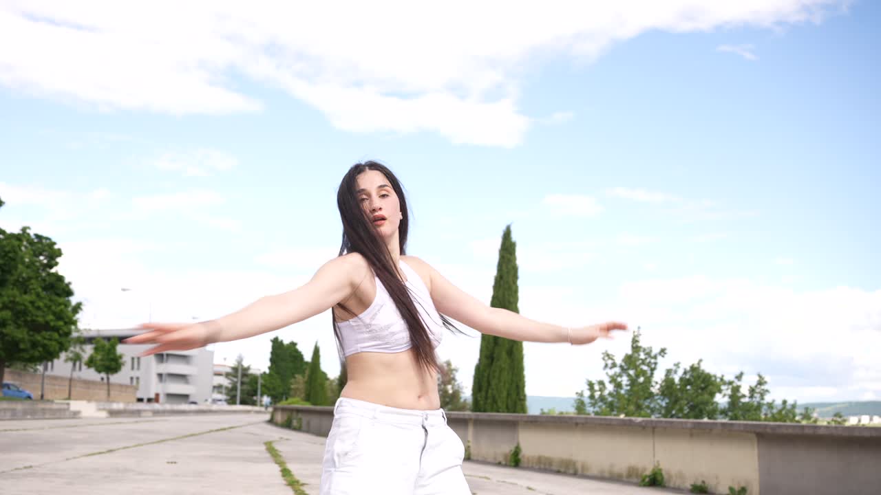 mujer joven bailando al aire libre