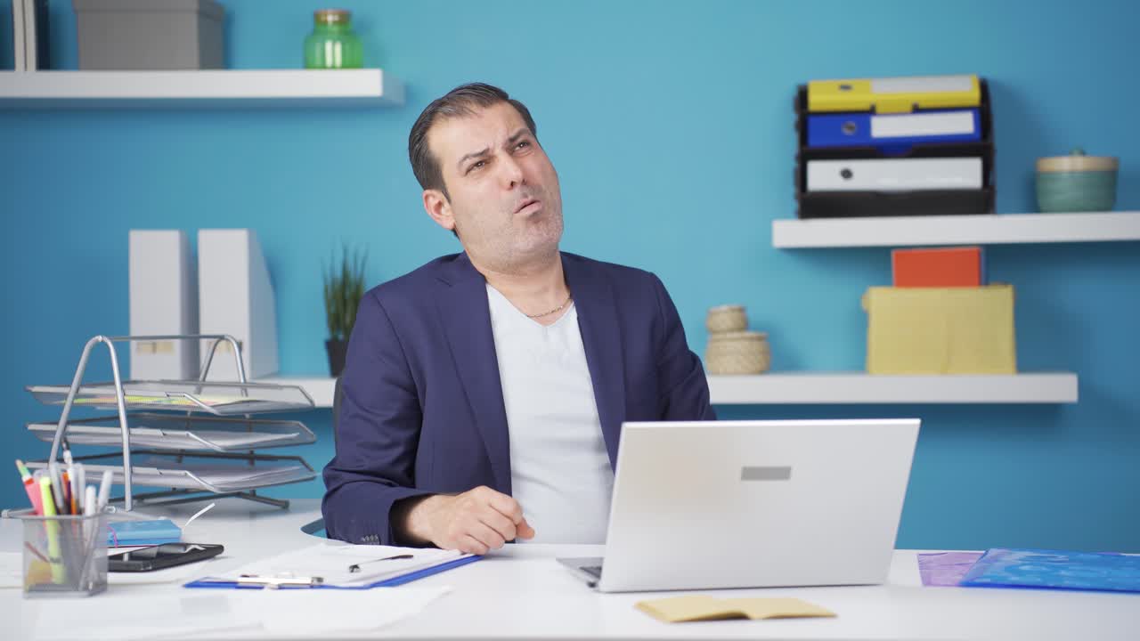 Uomo d'affari annoiato e scontento