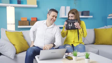 la versión feliz del hombre que le da dinero a su hija que quiere dinero de bolsillo.