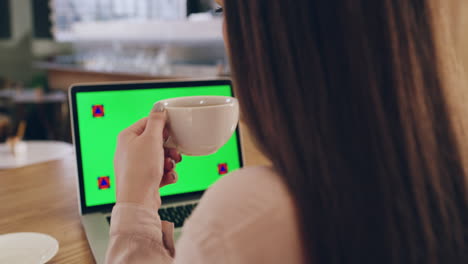 Eine-Junge-Frau-Benutzt-Einen-Laptop-Mit-Grünem-Bildschirm