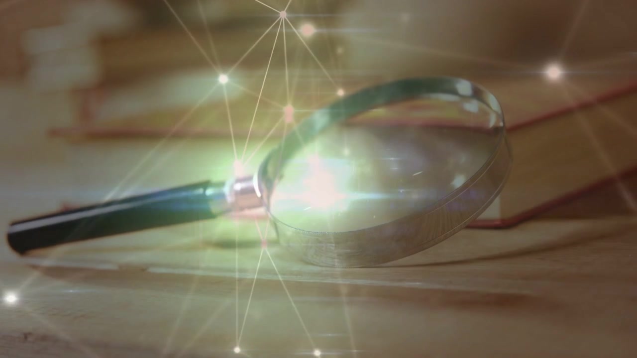 Lente d'ingrandimento appoggiata su una scrivania di legno, rete animata che appare creando riflessi cangianti per la tecnologia