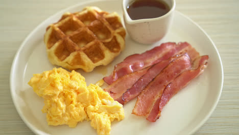 scrambled-egg-with-bacon-and-waffle-for-breakfast